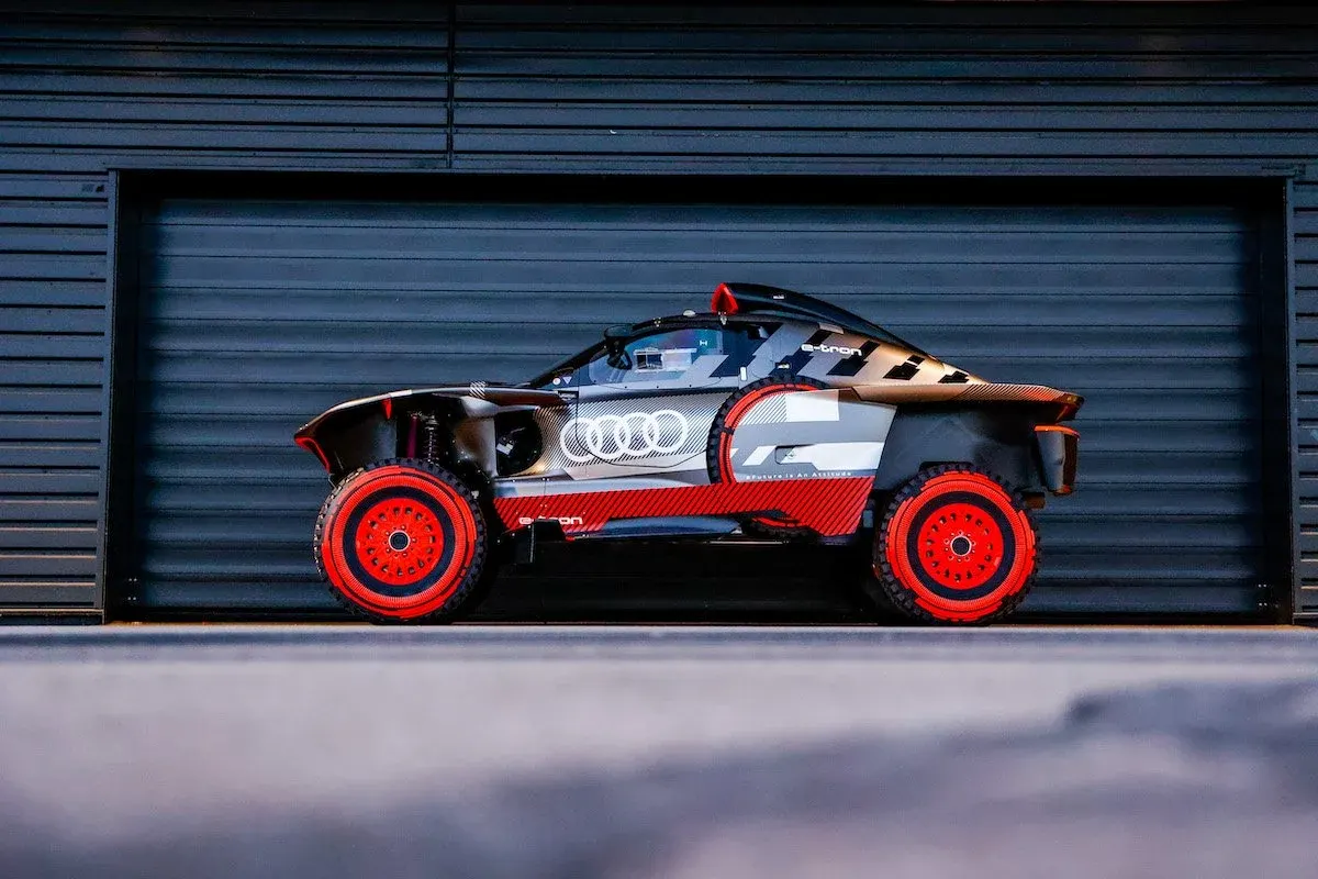 Side profile of the Audi RS Q e-tron E2 in front of a garage door