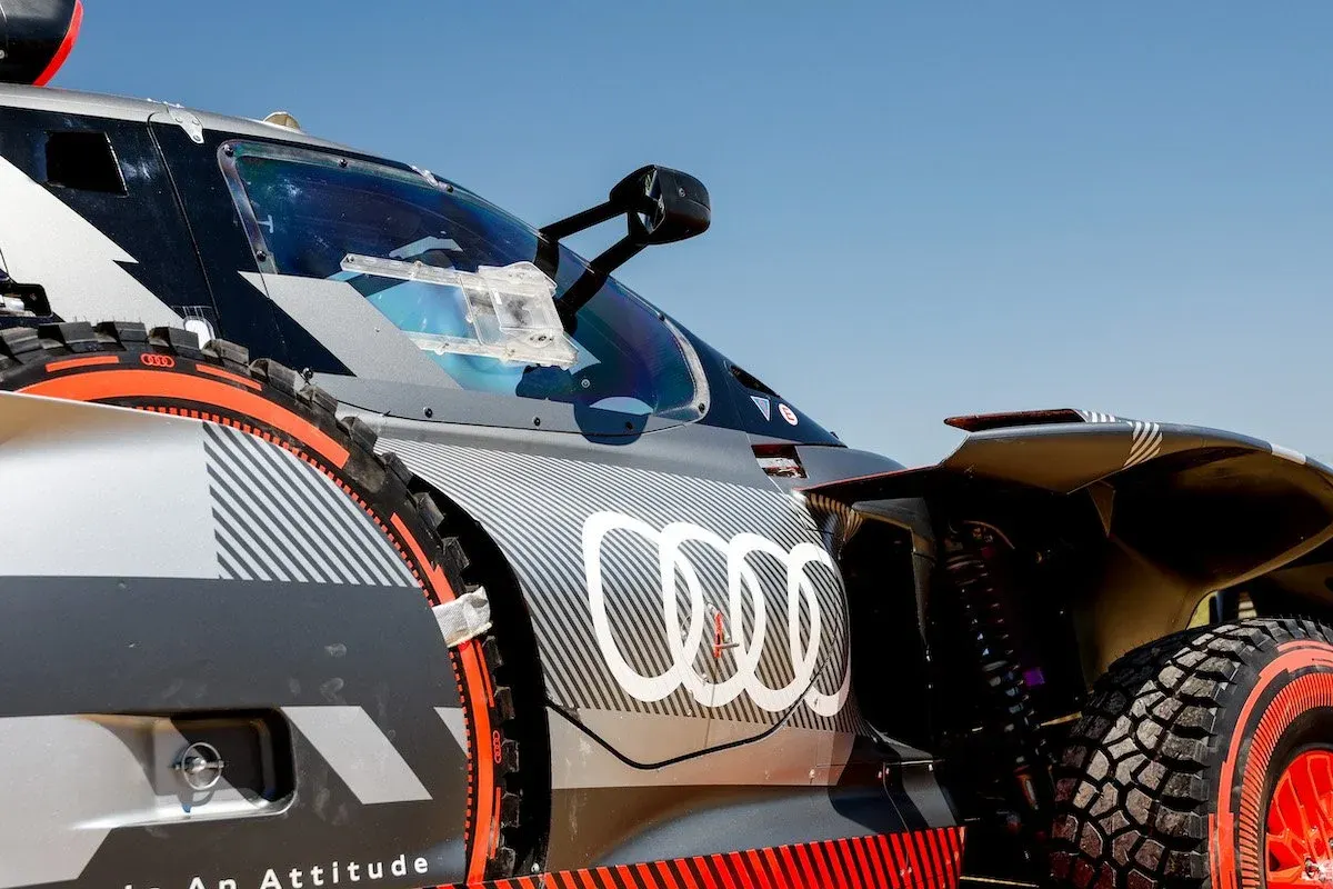 Side detail of the Audi RS Q e-tron E2 with Audi rings