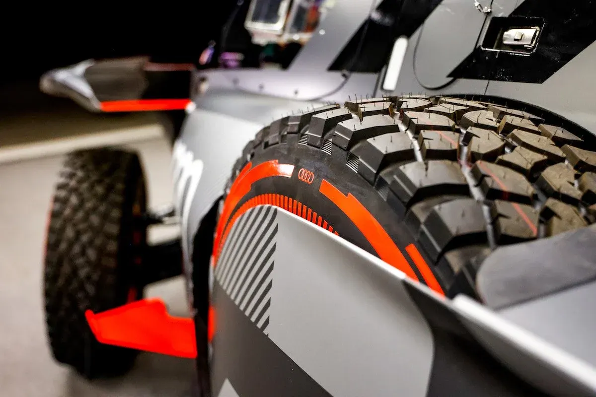 Close-up of the tire and bodywork of the Audi RS Q e-tron E2
