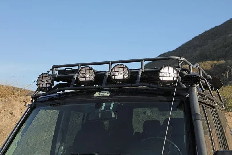 Roof rack with auxiliary lights on a Land Rover Discovery II